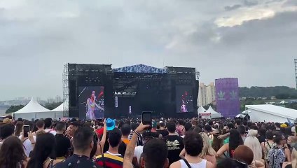 Marina Sena pede para público do Lollapalooza emitir título de eleitor