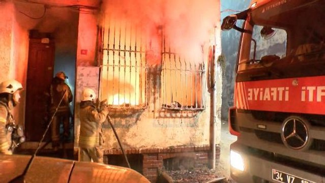 Fatih'te itfaiye ekipleri alevlerin arasından 4 kişi ile 6 yavru kediyi kurtardı