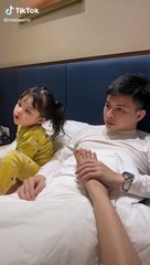 Bé gái phân bì với mẹ vì ba không bóp chân cho mình