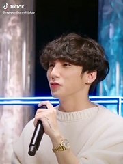 Sơn Tùng đi tắm nhưng quên tắm vì mải lo hát