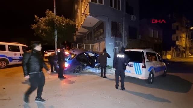 Son dakika haberleri! ADANA-LÜKS OTOMOBİL İLE POLİSTEN KAÇAN SÜRÜCÜ, BİNANIN DUVARINA ÇARPINCA YAKALANDI