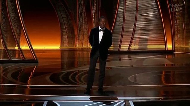 ويل سميث يسب ويضرب كريس روك على مسرح الأوسكار: زوجته السبب!