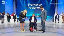 Francesco Paolantoni arriva a Domenica In in sedia a rotelle e scherza: “Mi sono buttato sotto un’au