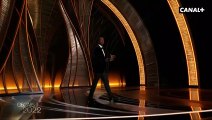 Scène hallucinante aux Oscars quand Will Smith monte sur scène pour frapper le présentateur Chris Rock après une blague ratée sur sa femme ! Et ce n était pas un sketch...