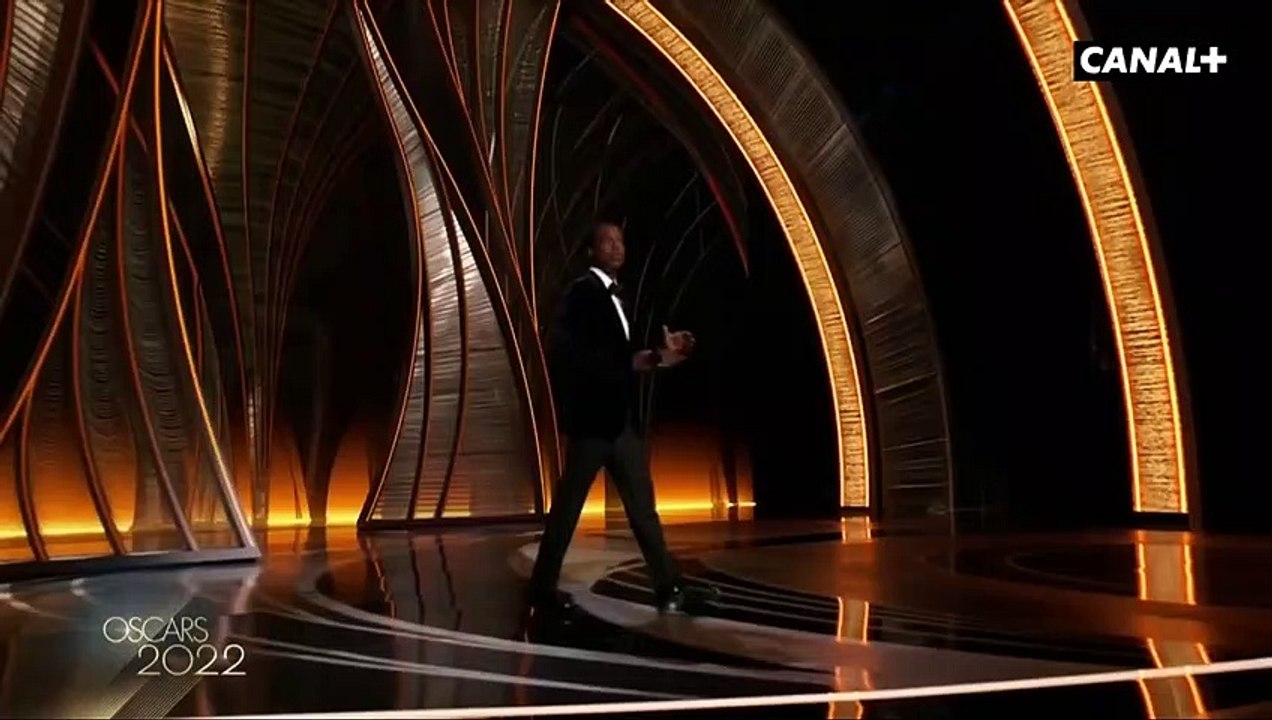 Scène hallucinante aux Oscars quand Will Smith monte sur scène pour frapper le présentateur Chris Rock après une blague ratée sur sa femme ! Et ce n était pas un sketch...