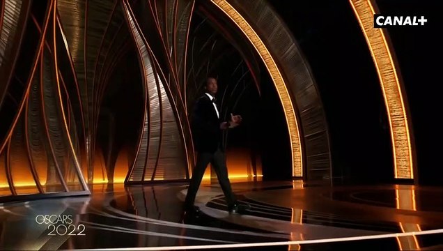 Scène hallucinante aux Oscars quand Will Smith monte sur scène pour frapper le présentateur Chris Rock après une blague ratée sur sa femme ! Et ce n était pas un sketch...