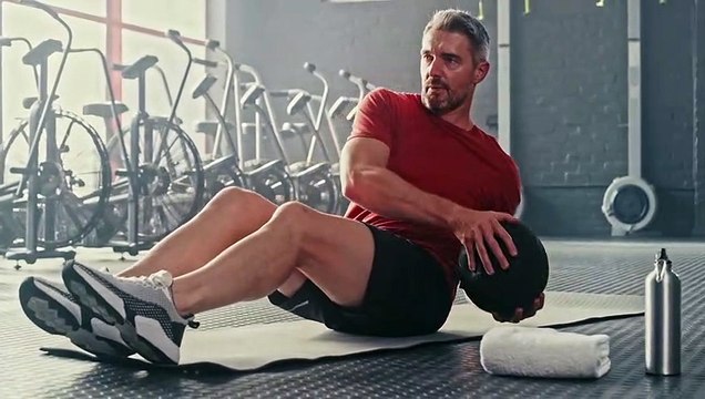 Cara Melakukan Gerakan Russian Twist with Ball dengan Baik dan Benar