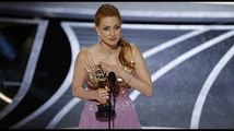 Jessica Chastain vince l'Oscar e saluta (in italiano) la figlia: «Giulietta ti penso sempre». L'amor