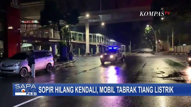 Kehilangan Kendali Saat Hindari Lubang, Sebuah Mobil Tabrak Tiang Listrik di Kebayoran Baru