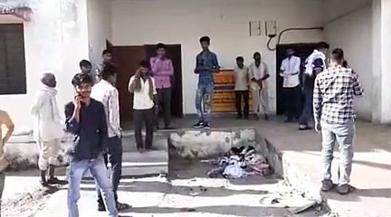 बाइक सवार पांच को पिकअप ने रौंदा, छह साल की बेट...