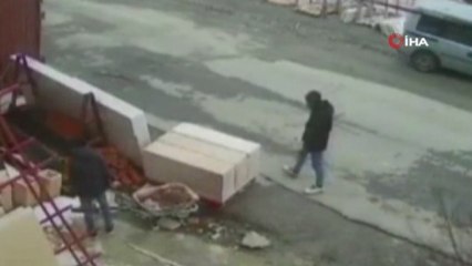 El arabasının içindeki kumu döküp çaldılar, o anlar kamerada