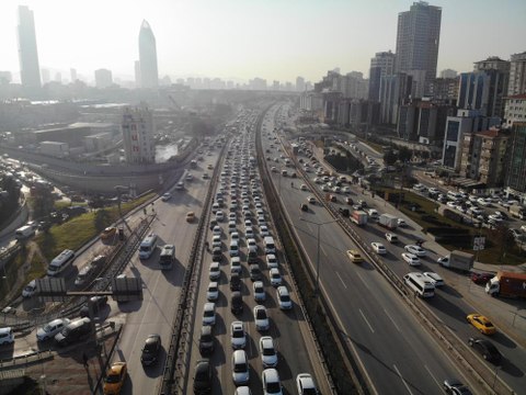 İstanbul’da haftanın ilk iş gününde trafik yüzde 60’ı buldu