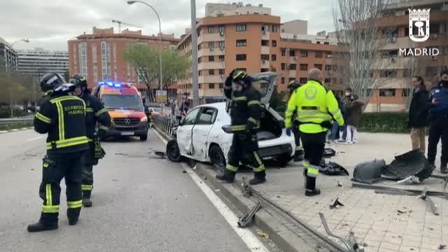 Aparatoso accidente en Madrid al perder el conductor el control de su vehículo