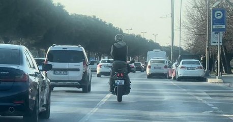 KARTAL'DA MOTOSİKLETLİNİN TEHLİKELİ YOLCULUĞU