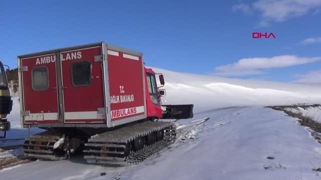 KARDAN YOLU KAPANAN KÖYLERDEKİ HASTALARIN YARDIMINA PALETLİ ARAÇLARLA GİTTİLER