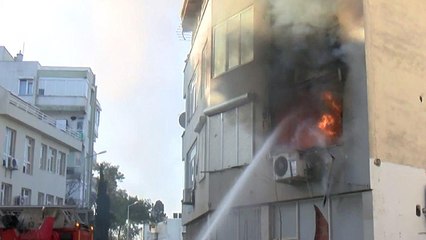Antalya’da korkutan yangın! 3 kişi mahsur kaldı
