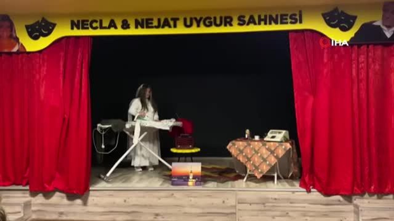Alt katı tiyatro salonu, üst katı kafe