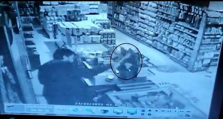 KASAYI AÇAMAYINCA KESERLE MARKETE ZARAR VERDİ; O ANLAR KAMERADA