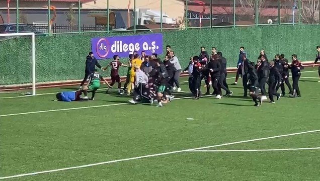 18 kırmızı kartın çıktığı maçta, soyunma odası tanınmaz hale geldi