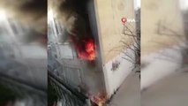 Alev alev yanan dairenin çatıda mahsur kalan 3 kişi böyle kurtarıldı