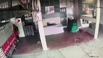 El freni çekilmeyen otomobilden film gibi görüntüler