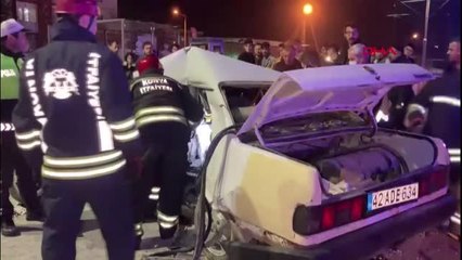 OTOMOBİL İÇİNDE SIKIŞAN SÜRÜCÜ HAYATINI KAYBETTİ, 4 KİŞİ YARALANDI