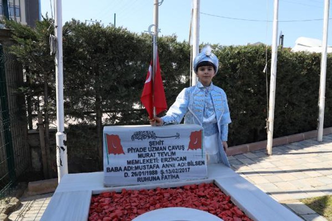 Son dakika haberleri! SÜNNET DÜĞÜNÜ ÖNCESİ ŞEHİT BABASININ MEZARINI ZİYARET ETTİ