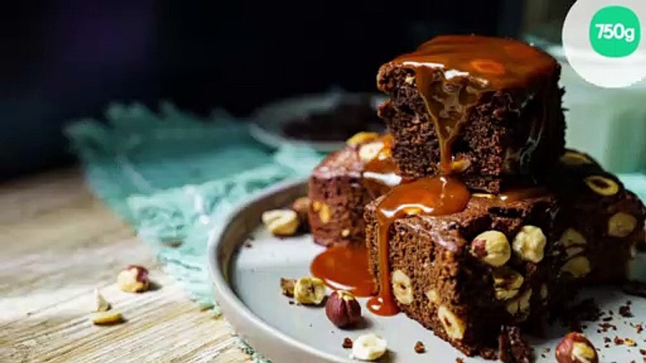 Brownie aux noisettes, sauce caramel et beurre salé