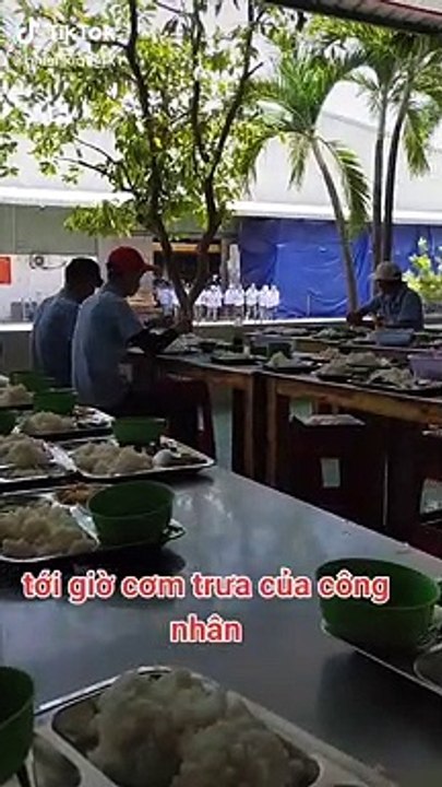 Đoàn công nhân chạy marathon đi ăn trưa gây bão mạng xã hội: Ăn cũng phải đua!