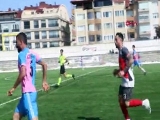 Taraftarlar futbolcuyu öldüresiye dövdüler!