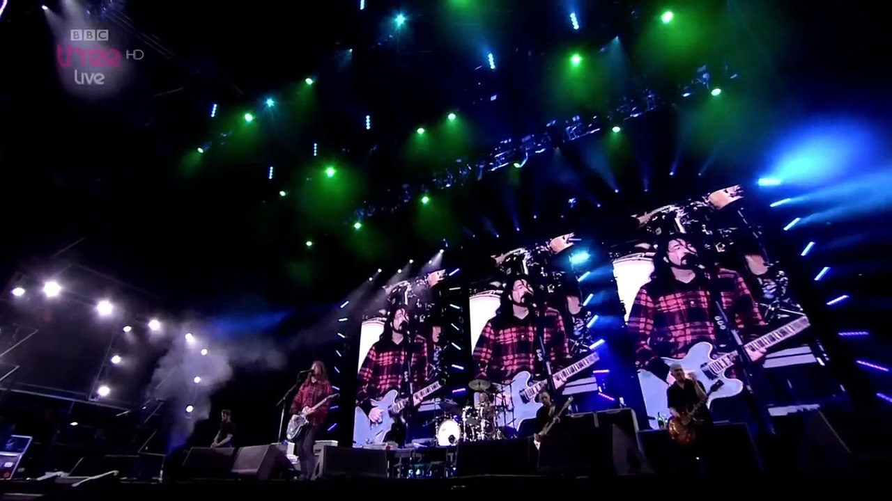 Les Foo Fighters chantent "These Days" en live