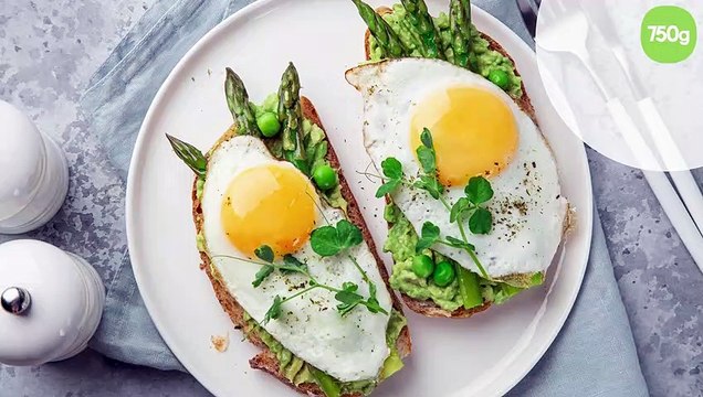 Tartines à l'avocat, asperges et oeufs au plat