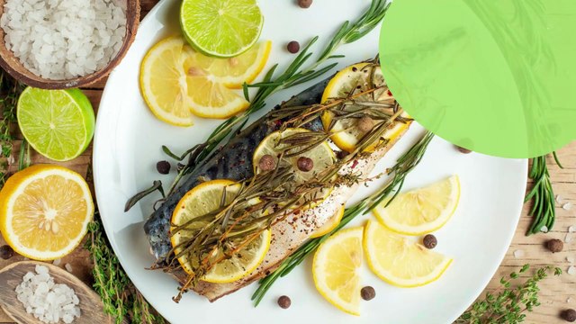 Filets de maquereau grillés au citron, thym et romarin