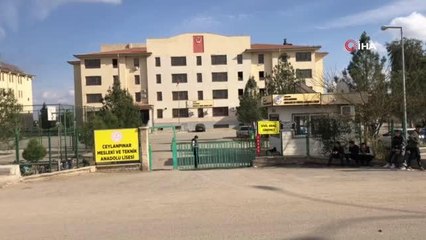 Öğrenciler okul bahçesindeki seralarda sebze yetiştiriyor