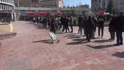 Tiyatro bileti alabilmek için metrelerce kuyruk oluşturdular