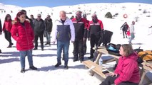 Başkan Zolan, yamaç paraşütü yaparak kayak merkezini gökyüzünden izledi