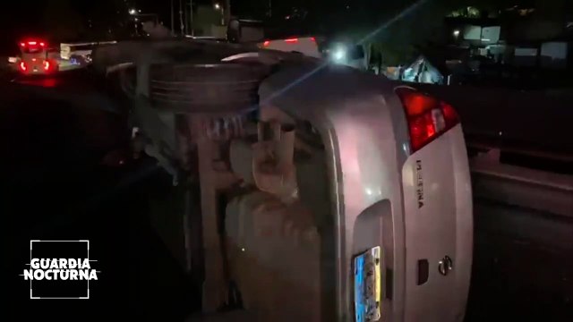 Vehículo volcado sobre la Calzada Lázaro Cárdenas al cruce con avenida Patria
