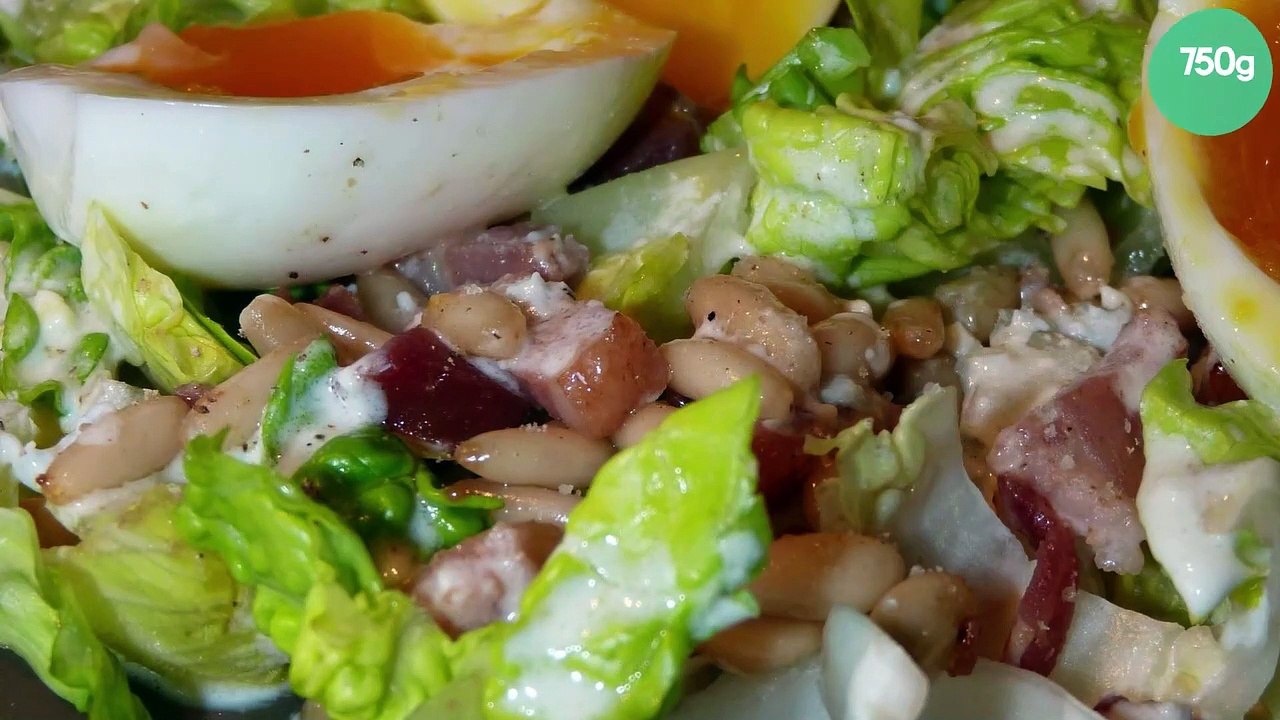 Salade aux œufs mollets, lardons, sauce à la fourme d'Ambert