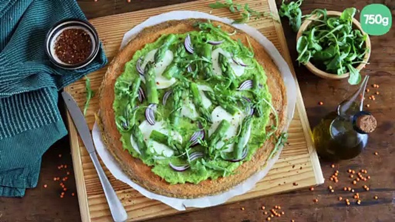 Pizza de lentilles sans farine aux asperges, mozzarella et roquette
