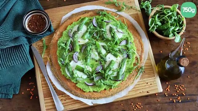 Pizza de lentilles sans farine aux asperges, mozzarella et roquette