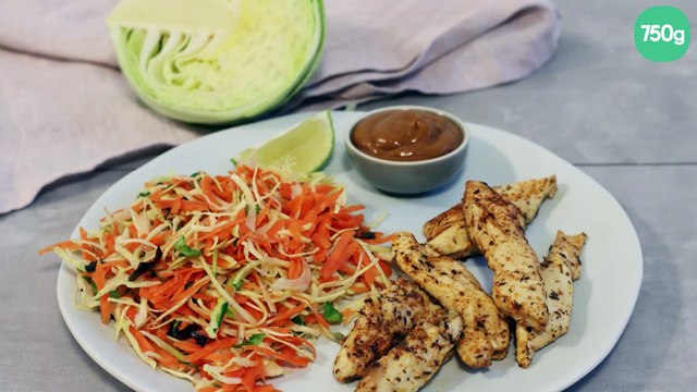 Salade d’hiver croquante au poulet grillé et sa sauce au beurre de cacahuètes