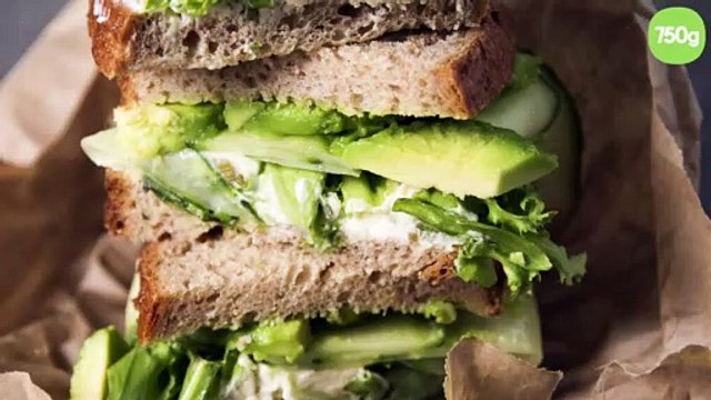 Club sandwich à l'avocat, concombre et fromage frais