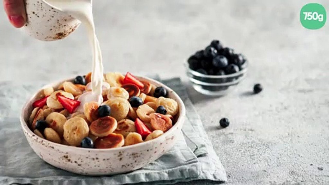 Mini pancakes façon céréales, fraises et myrtilles