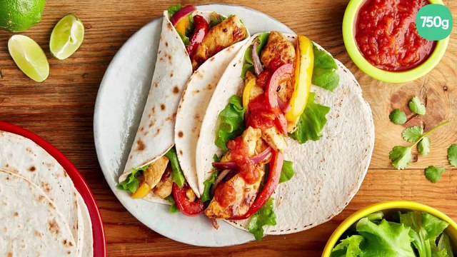 Fajitas au poulet, tomates et poivrons