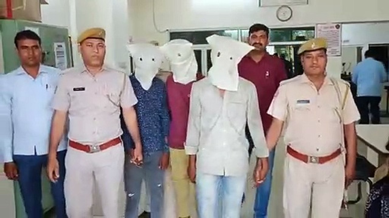 मोबाइल और चेन लूटने वाले तीन बदमाश चढ़े पुलिस के हत्थे
