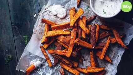 Frites de patate douces aux épices, sauce yaourt à l’aneth
