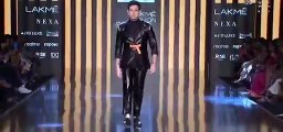 AAP leader Raghav Chadha's new face came in front, did ramp walk in fashion show (2)