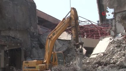 130 esnafın tahliye edildiği işhanının yıkımına başlandı