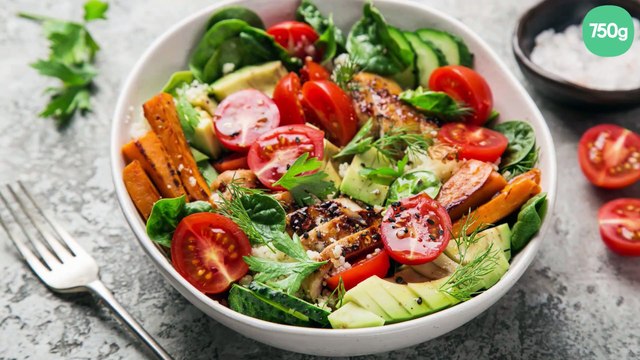 Salade complète de poulet grillé aux patates douces, avocat, tomates cerises et couscous