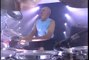Genesis chante son tube "Invisible Touch" en live